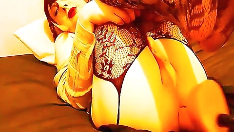 Big booty brunette with a big ass enjoys fucking herself