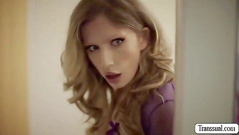 Jade venus gives an excellent blowjob while watching