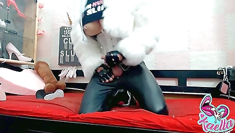 Tattooed amateur with big ass and big tits plays with toy